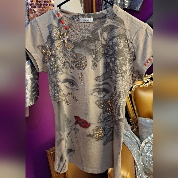 Embellished Gray Graphic Women's Top - Picture 1 of 7